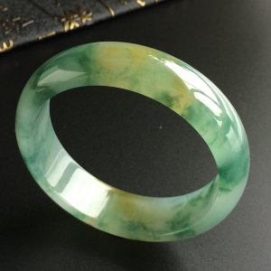 (超值推荐)糯冰种飘花带黄翡手镯(55.4mm)
