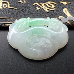 (超值推荐)糯冰种略飘翠双龙如意挂件