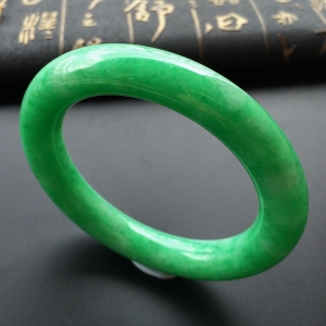 (超值推荐)糯冰种满翠色圆条手镯(55.5mm)