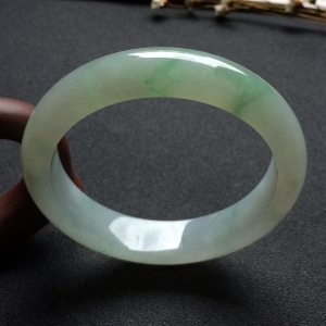 （超值推荐）糯冰种略飘花手镯（56.1mm）