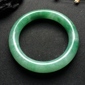 （超值推荐）糯冰种飘翠圆条手镯（57.6mm）