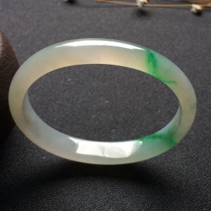（超值推荐）糯冰种飘翠贵妃镯（55.7mm-47.7mm）