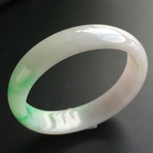 (超值推荐)糯冰种淡春带彩贵妃镯(53.5mm-48.4mm)
