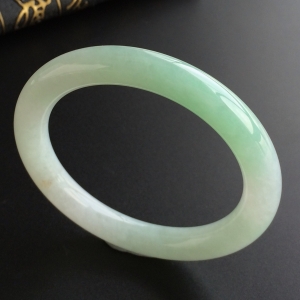 (超值推荐)糯冰种晴水圆条手镯(57mm)