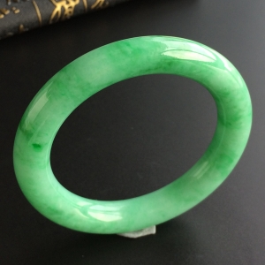 (超值推荐)糯冰种飘翠圆条手镯(56.5mm)
