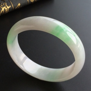 (超值推荐)糯冰种飘翠手镯(58mm)