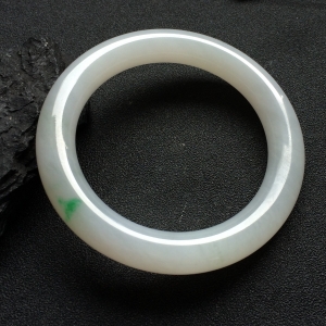 （超值推荐）糯冰种略飘翠圆条手镯（55mm）