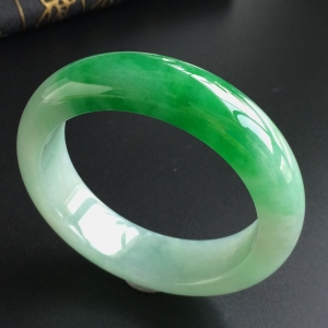 (超值推荐)糯冰种飘翠手镯(55.1mm)