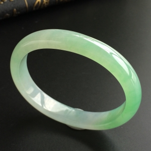 (超值推荐)糯冰种晴水略飘花贵妃镯(55.3mm-48.3mm)