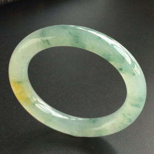 (超值推荐)冰种飘花略带黄翡圆条手镯(53.6mm)