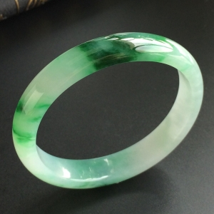 (超值推荐)糯冰种飘花贵妃镯(55.6mm-49.5mm)