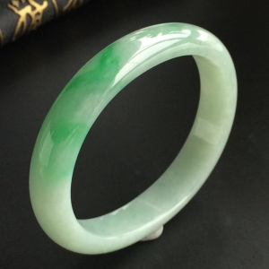 (超值推荐)糯冰种飘翠贵妃镯(56mm-47.8mm)