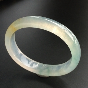 (超值推荐)冰种飘花略带黄翡贵妃镯(55mm-48.5mm)