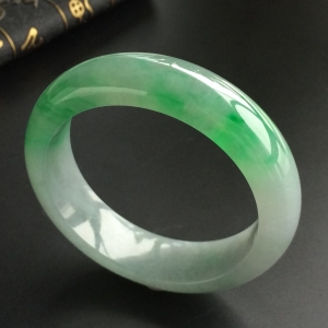 (超值推荐)糯冰种飘翠手镯(54.4mm)