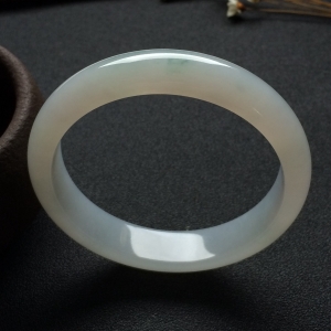 （超值推荐）糯冰种略飘花手镯（57.4mm）