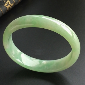 (超值推荐)糯冰种晴水略飘翠贵妃镯(55.6mm-49.4mm)