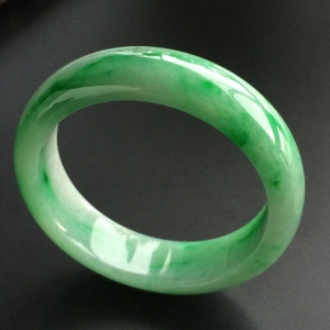 (超值推荐)糯冰种飘翠手镯(56.4mm)