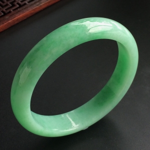 (超值推荐)糯冰种晴水略飘翠手镯(57.6mm)