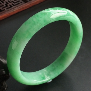 (超值推荐)糯冰种晴水略飘翠手镯(56.8mm)