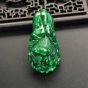 （超值推荐）糯冰种浓绿白菜挂件