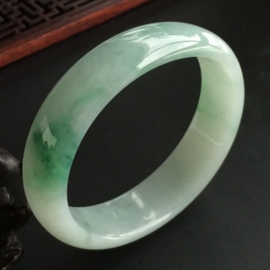 (超值推荐)糯冰种飘花贵妃镯(54mm-46.4mm)