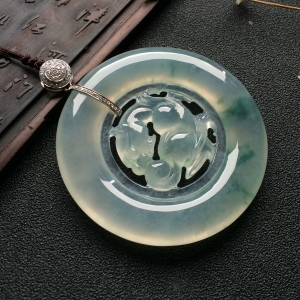 （超值推荐）冰种飘花镶白金钻石麒麟胸坠