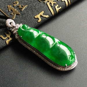 (超值推荐)冰种阳绿镶白金钻石福豆胸坠