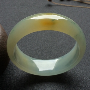 （超值推荐）糯冰种飘花略带黄翡手镯（54.2mm）
