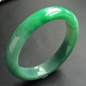 (超值推荐)糯冰种晴水带翠手镯(54.2mm)