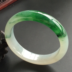 (超值推荐)糯冰种飘绿花手镯(57.3mm)