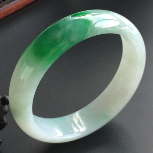 (超值推荐)糯冰种飘翠手镯(56.6mm)