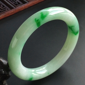(超值推荐)糯冰种飘翠圆条手镯(55mm)