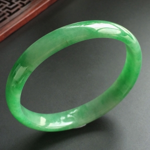 (超值推荐)糯冰种翠色贵妃镯(59.4mm-52.3mm)