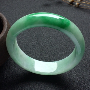 （超值推荐）糯冰种翠色手镯（58.5mm）