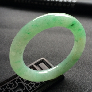 （超值推荐）糯冰种飘翠圆条手镯（56.5mm）