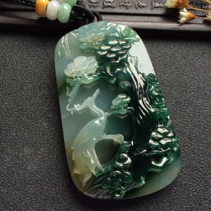 （超值推荐）糯冰种飘花略带黄翡松鹤延年挂件