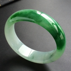 (超值推荐)糯冰种飘绿花手镯(55.2mm)