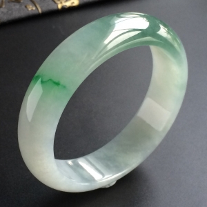 (超值推荐)糯冰种晴水略飘翠手镯(57.3mm)