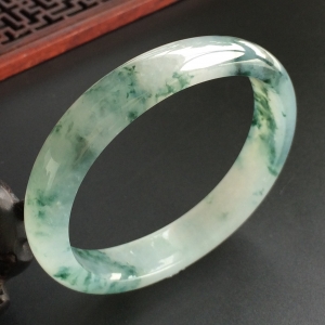 (超值推荐)糯冰种飘花贵妃镯(56.2mm-47.2mm)