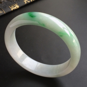 (超值推荐)糯冰种飘翠手镯(60.1mm)