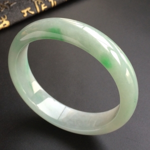 (超值推荐)糯冰种飘翠手镯(55mm)