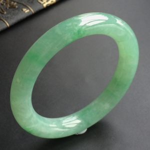 (超值推荐)糯冰种晴水略飘翠圆条手镯(55.3mm)