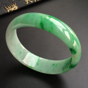 (超值推荐)糯冰种飘翠贵妃镯(54.4mm-48.6mm)