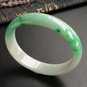 (超值推荐)糯冰种飘翠贵妃镯(56mm-48.5mm)