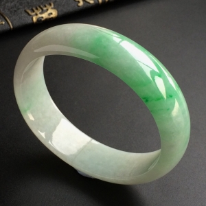 (超值推荐)糯冰种飘翠贵妃镯(53.7mm-48mm)