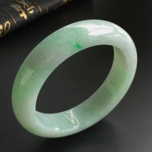 (超值推荐)糯冰种飘翠手镯(55.3mm)