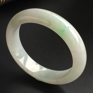 (超值推荐)糯冰种略飘翠手镯(56.3mm)