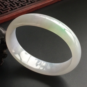 (超值推荐)糯冰种略飘翠贵妃镯(54.7mm-45.3mm)