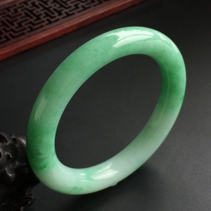 (超值推荐)糯冰种略飘翠圆条手镯(57.8mm)