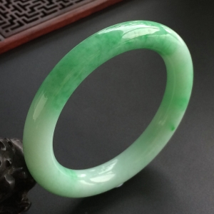 (超值推荐)糯冰种飘翠圆条手镯(57.8mm)